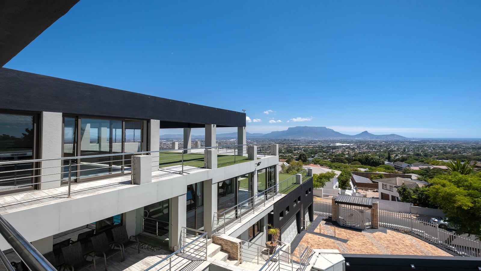 Panoramic Gem with unparalleled views of Cape Town's Iconic Landmarks.