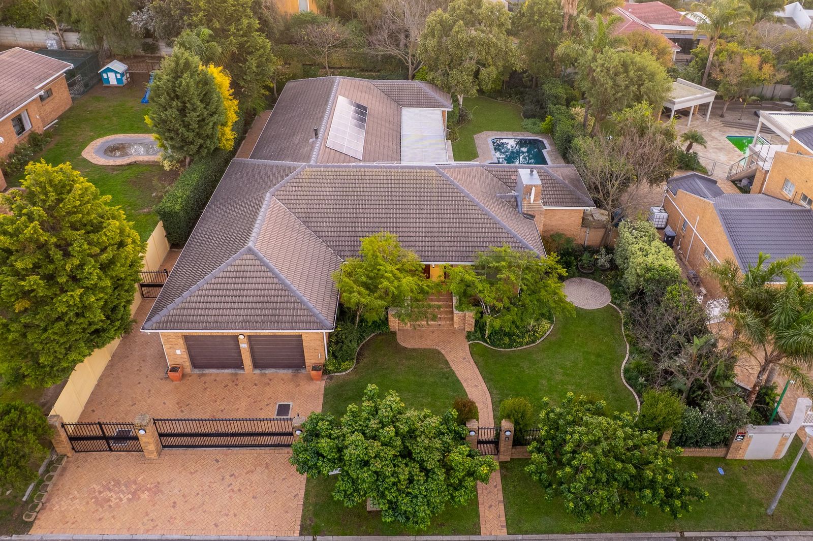Exceptional Vierlanden Residence with Solar Backup and Water Security